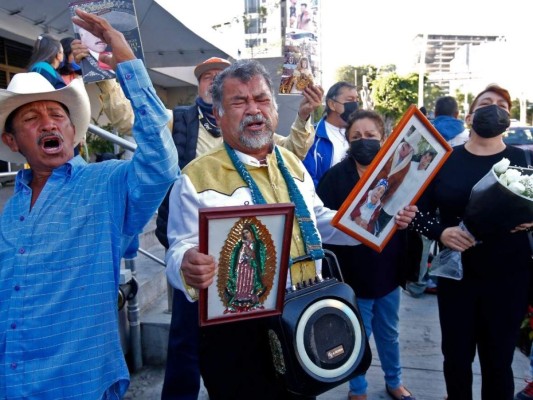 Con mariachis y retratos, fanáticos rinden homenaje a Vicente Fernández