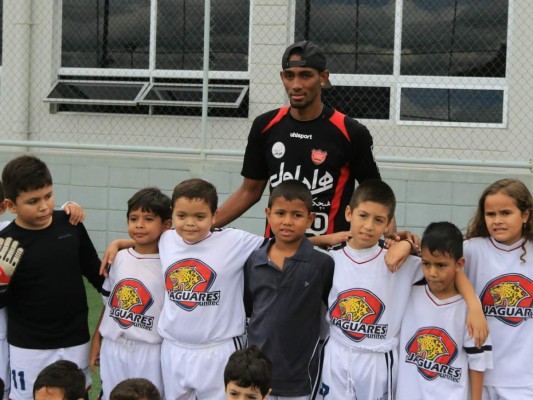 Jerry Bengtson y Maynor Figueroa muestras su lado 'humano' en Unitec