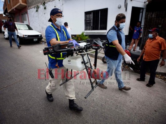 FOTOS: Con drones rocían desinfectante en varias zonas de la capital