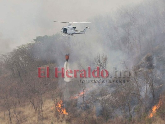 Imágenes aéreas del voraz incendio forestal que consume La Tigra