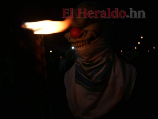 FOTOS: Marcha de las Antorchas llega a las afueras del Congreso Nacional