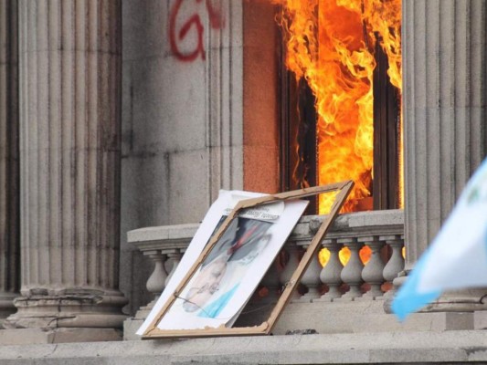 Prenden fuego a Congreso de Guatemala en protesta por reducción de fondos a Educación y Salud (FOTOS)