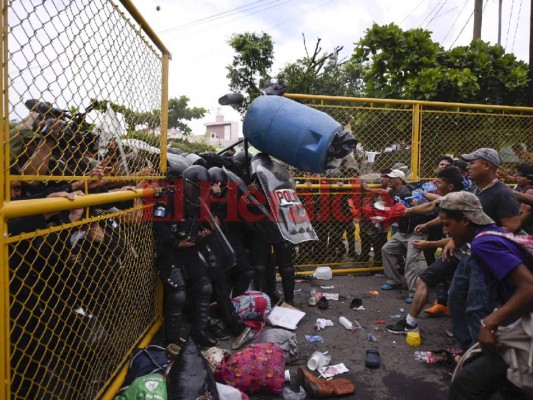 FOTOS: Así fue el caos que protagonizaron los centroamericanos de la caravana migrante en la frontera de Guatemala con México