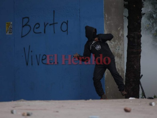 Fotografías de la pelea campal entre policía y universitarios en la UNAH