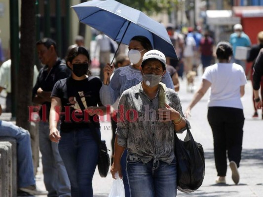 Calles convertidas en ríos y aceras inundadas, así luce la capital tras las lluvias