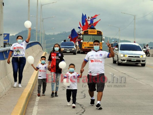 FOTOS: Así fue la mega caravana que realizaron los aficionados merengues por los 109 años de Olimpia   