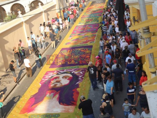 Coloridas alfombras de aserrín engalanan procesiones de este Viernes Santo