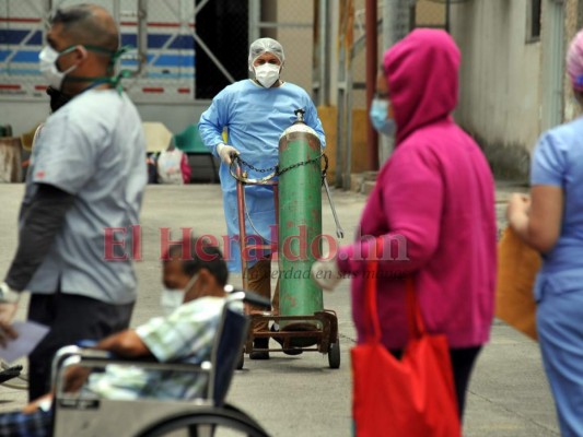 FOTOS: Agobiantes momentos afuera de la carpa de triaje del Hospital Escuela