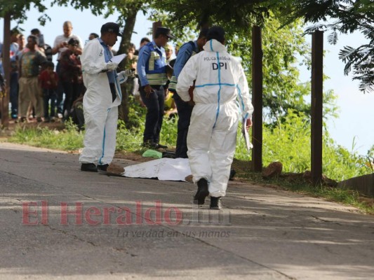 FOTOS: La escena de llanto y dolor que dejó el crimen contra cobrador y su esposa en aldea El Tablón de Tegucigalpa