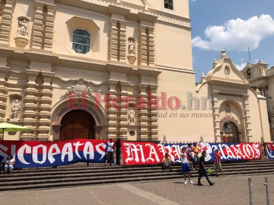 Ultra Fiel llena de algarabía la Plaza Central de Tegucigalpa previo al clásico entre Olimpia y Motagua