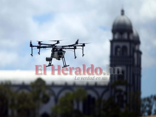 FOTOS: Con drones rocían desinfectante en varias zonas de la capital