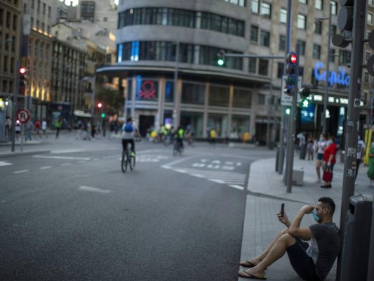 Pese advertencia sobre peligros de reapertura, españoles salen a las calles