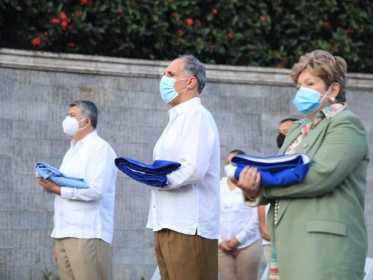 Algarabía en Plaza de las Banderas para conmemorar los 199 años de Independencia