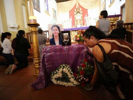 Entierran restos de la periodista hondureña Indira Murillo en el Cementerio General de la capital