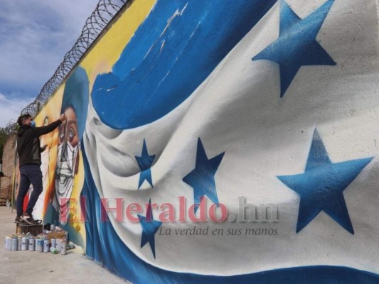 FOTOS: Hermanos muestran su arte en honor a los trabajadores que luchan en primera línea