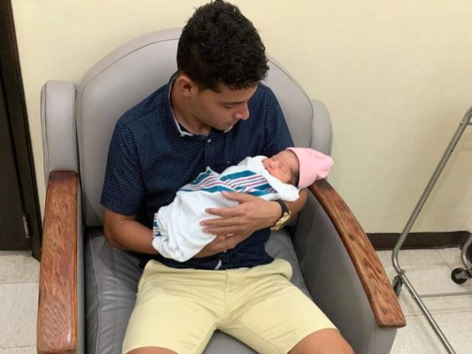 FOTOS: Jhow Benavídez enternece las redes al presentar a su primera hija