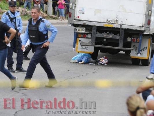 FOTOS: Terrible accidente entre moto y camión cobra la vida de una joven en la cuesta El Chile de la capital