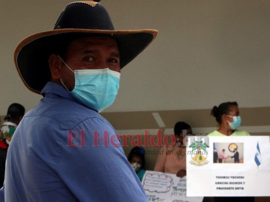 FOTOS: Con pancartas y sonrisas Ojojona recibe vacunas donadas por El Salvador  