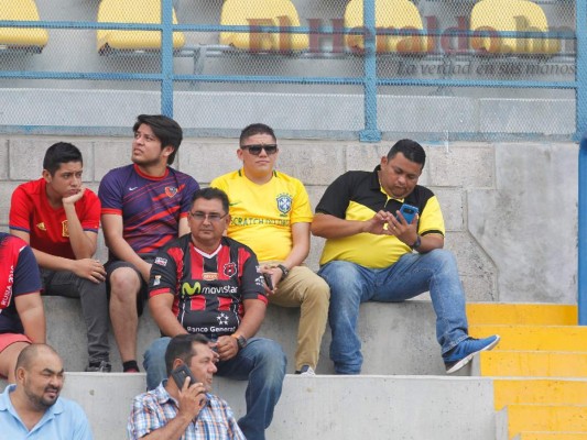 Fotos del ambiente en el estadio de Choluteca para el repechaje Lobos UPNFM vs Real España