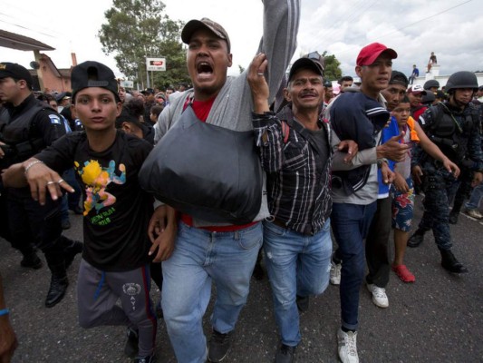 Con documentos en mano, caravana de migrantes hondureños avanza a través de Guatemala rumbo a EEUU