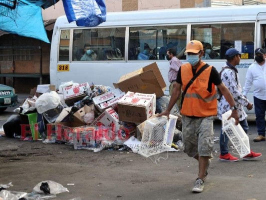 Recogen toneladas de basura producida en víspera del Año Nuevo en la capital (FOTOS)