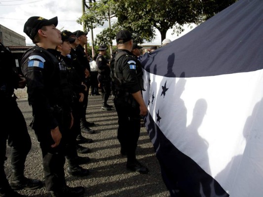 Con documentos en mano, caravana de migrantes hondureños avanza a través de Guatemala rumbo a EEUU