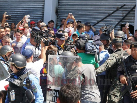 FOTOS: Así capturaron a mujer que quedó encerrada en negocio durante saqueos en San Pedro Sula