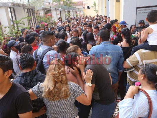 Así fue el desgarrador sepelio de la centralista Génesis Colindres (Fotos)