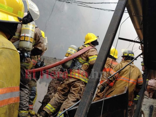 Pánico, zozobra y caos: así fue el pavoroso incendio en la sexta avenida de Comayagüela