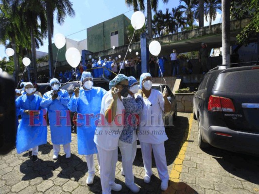 Entre globos, aplausos y caravana despiden al doctor Cándido Mejía (Fotos)