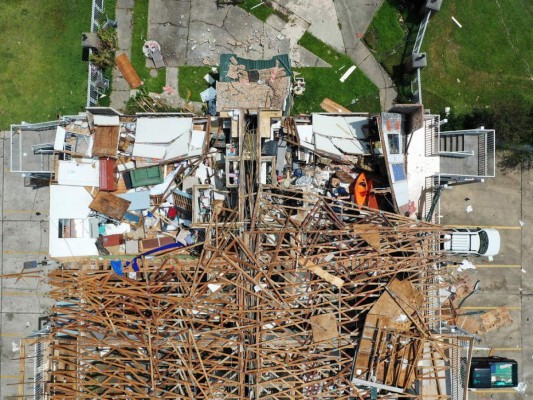 FOTOS: Destrucción, inundaciones y muertos tras el paso de Laura en EEUU