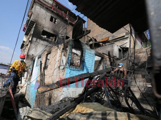 Afectados limpian escombros de casas reducidas a cenizas por incendio en colonia Divanna (FOTOS)