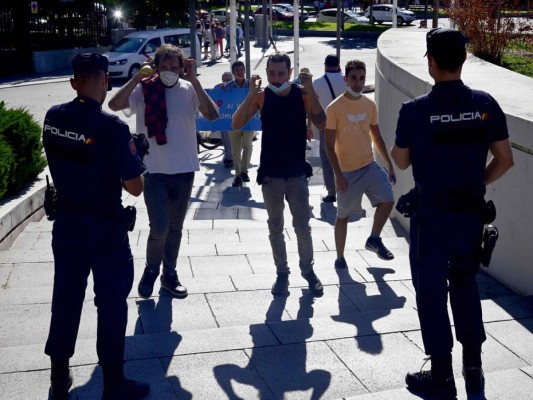 Imágenes: Fuertes protestas en Madrid tras medidas de bioseguridad adoptadas por el gobierno