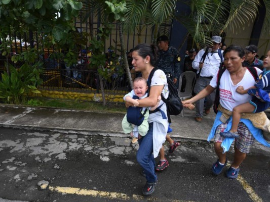 FOTOS: El rostro de dolor de los niños hondureños cuando la caravana migrante rompió los portones en la frontera con México