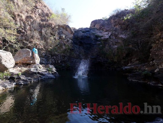 Así es el espectacular y único río azul de Nueva Armenia (FOTOS)