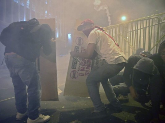 FOTOS: Renuncia de Manuel Merino, presidente Perú, desata celebración en las calles   