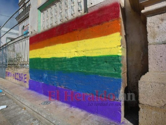 FOTOS: Pintada con la bandera LGTBI amanece iglesia Los Dolores   