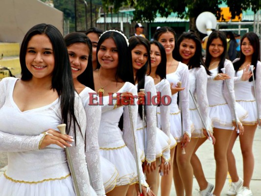 ¡Hermosas! Las palillonas del Instituto Alfonso Guillén Zelaya están listas para desfilar