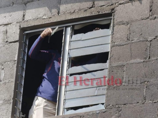 Afectados limpian escombros de casas reducidas a cenizas por incendio en colonia Divanna (FOTOS)