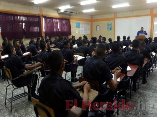 FOTOS: Así es un día en la formación de los agentes penitenciarios