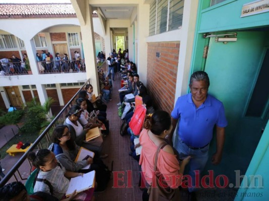 FOTOS: Largas filas de docentes que buscan obtener una plaza vacante