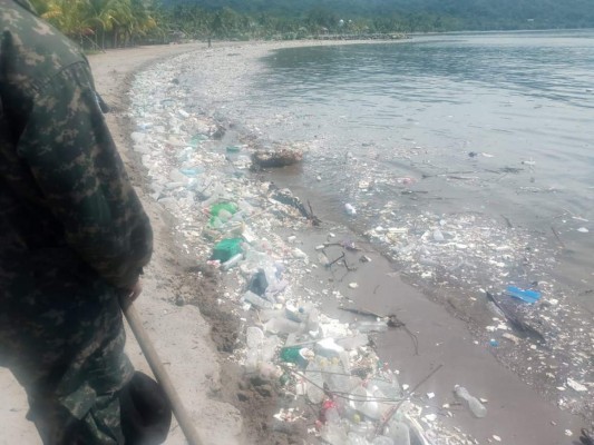 Ardua limpieza para retirar basura que contamina las playas de Omoa (FOTOS)