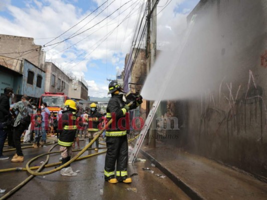 Incendio convierte en cenizas dos viviendas abandonadas en El Centavo (FOTOS)