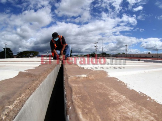 Sin planos, sellado con cartón comprimido y tachuelas: Los daños que presenta la UCI del hospital móvil de Olancho