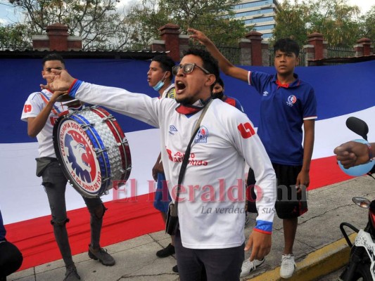 FOTOS: Así fue la mega caravana que realizaron los aficionados merengues por los 109 años de Olimpia   