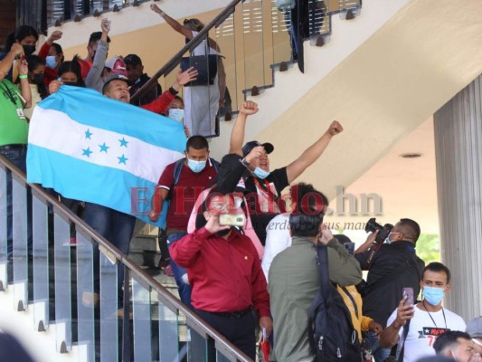 Así se marcharon los diputados de Libre después del alboroto en el Congreso Nacional  