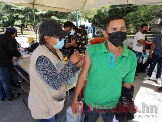 Por refuerzo y primeras dosis, capitalinos acuden a vacunarse a Parada Marte (FOTOS)