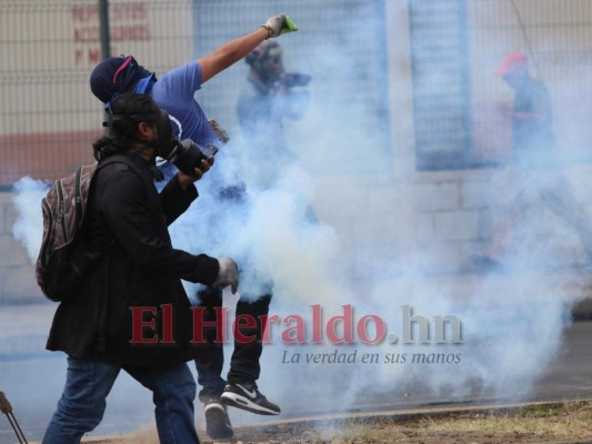 Gases, piedras y caos en marcha alterna de Libre este 15 de septiembre