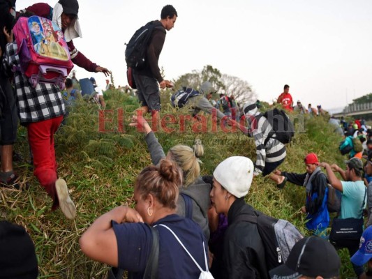 FOTOS: Desesperados, migrantes cruzan otra vez río Suchiate y llegan a México