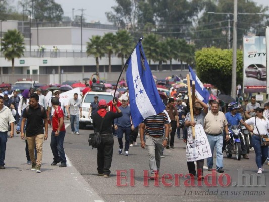 Fotos: Con gritos y quema de llantas ante Inprema, maestros piden derogación de decretos